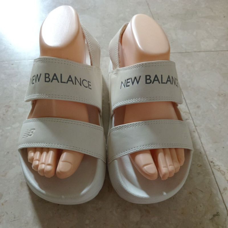 รองเท้าแตะแบบมีสายรัด ยี่ห้อ NEW BALANCE แท้ (มือสอง)