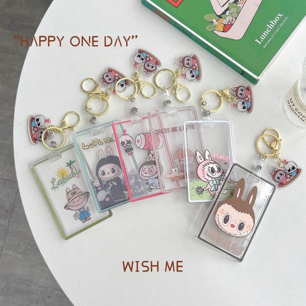 ที่ใส่การ์ดแบบใสลายลาบูบู้ พร้อมตะขอห้อยแสนน่ารัก มีหลายตัวเลือกหลายลาย เป็นพลาสติกแข็งใส ทนทาน สีสวยสดใสเป็นที่นิยม