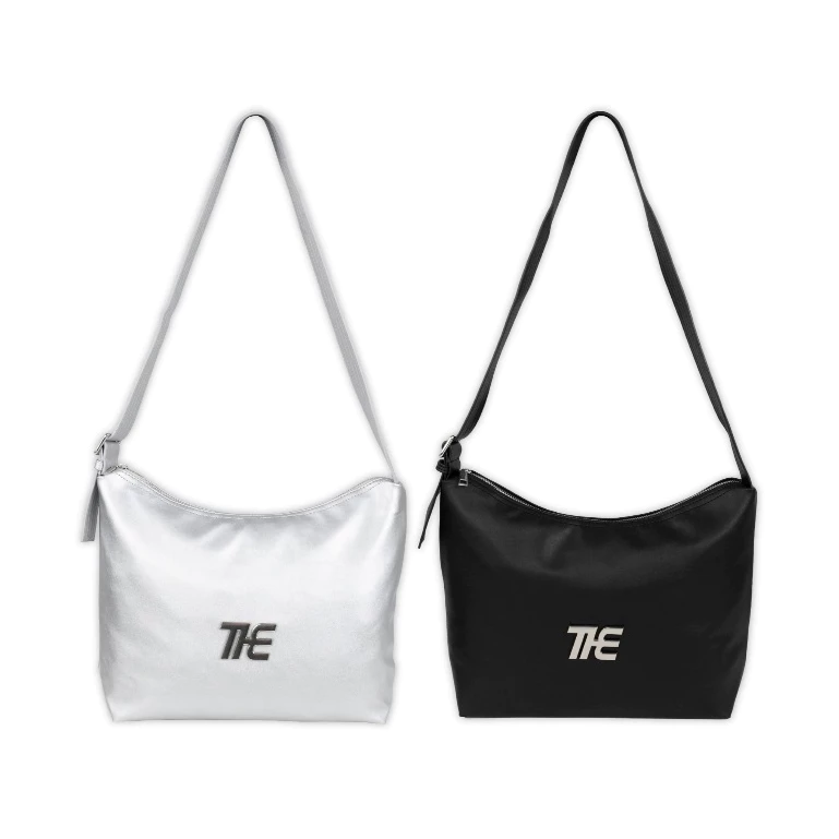 URTHE - กระเป๋าสะพายข้าง หนัง PU โลโก้โลหะ รุ่น THE SALIENT BAG