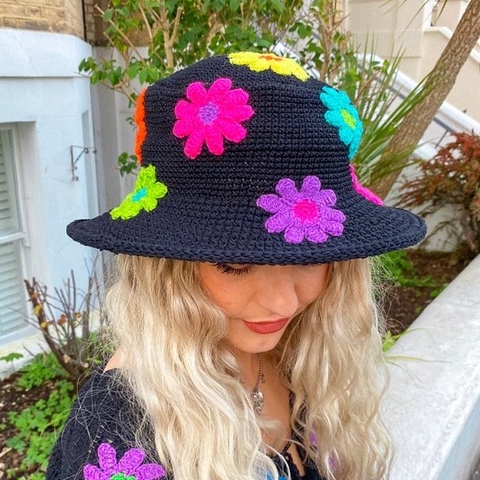 Daisy Knitt Bucket Hat หมวกไหมพรมปักดอกไม้ ทรงบัคเก็ต Shopfluffy England ของแท้