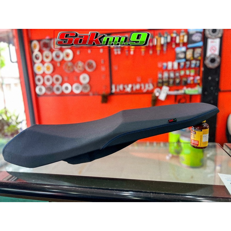 เบาะ FORZA ปาด2ตอนแบบรองเหล็กด้ายน้ำเงิน{แบบรองเหล็กจะบางและนั่งสบายนุ่มขึ้นแน่นอน)