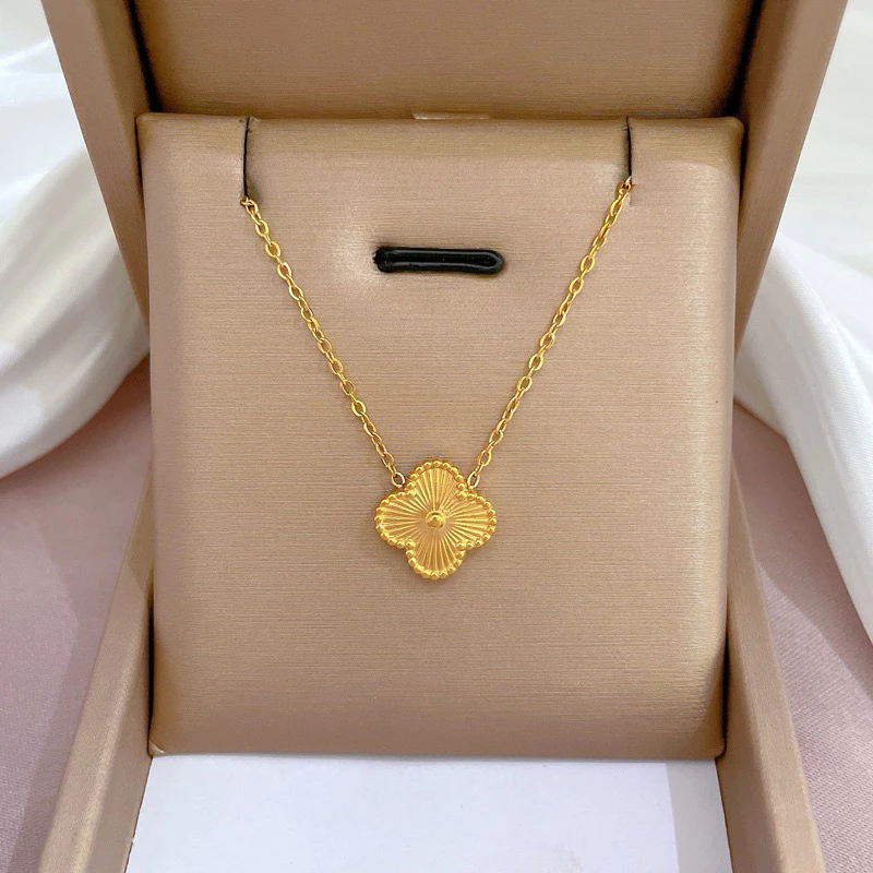 พร้อมส่ง สร้อยคอโซ่เหล็กไทเทเนียม จี้ใบโคลเวอร์สี่แฉก 18K เครื่องประดับแฟชั่น เรียบง่าย ให้เป็นของขวัญ