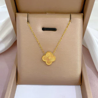 พร้อมส่ง สร้อยคอโซ่เหล็กไทเทเนียม จี้ใบโคลเวอร์สี่แฉก 18K เครื่องประดับแฟชั่น เรียบง่าย ให้เป็นของขวัญ