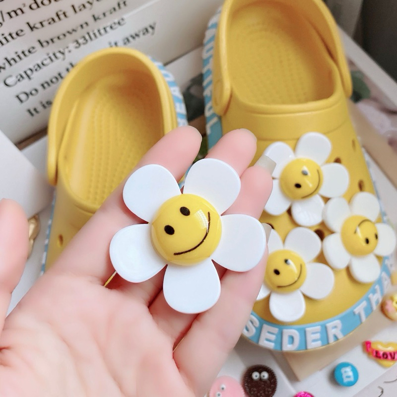 พร้อมส่ง🇹🇭Jibbitz crocs เรซิ่นการ์ตูนดอกไม้+พร้อมหมุดตัวติดรองเท้า กระเป๋า popmart ทานตะวัน สำหรับตกแต่ง diy วัสดุเรซิ่น