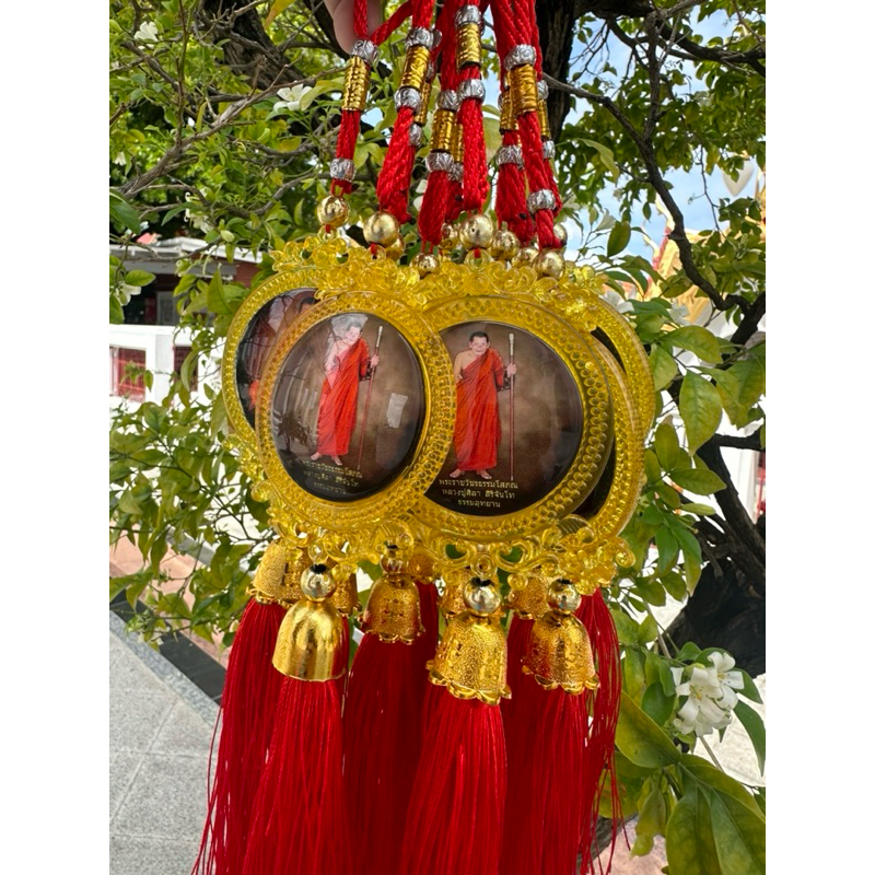 พู่แดงห้อยหน้ารถหลวงปู่ศิลาสิริจันโทจากธรรมอุทยาน
