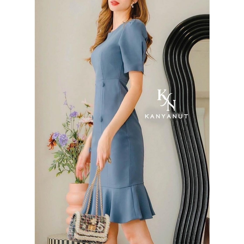 KN2209_(ทักแชทร้านเช็คสต๊อก ก่อนสั่งซื้อนะคะ)ชุดเดรสคอกลมแขนสั้นจับจีบนิดหน่อย ทรงต่อเอวเข้ารูปแต่งกระดุมหลอก