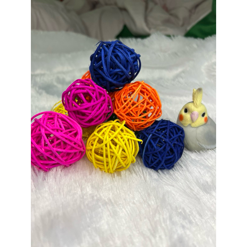ลูกบอลหวายคละสี ของเล่นสำหรับนกแก้ว กระรอก ชูการ์ พร้อมส่ง