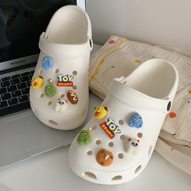 Luckkyshoes แฟชั่นใหม่ รองเท้าหัวโตแฟชั่น งานรัดส้นทรงสวย สีสันคุมโทน น้ำหนักเบามาพร้อมตัวติดการ์ตูนแบบเก๋ๆให้ไปด้วยบอกเ