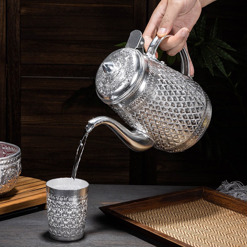 น้ำผลไม้ไทยเย็นร้านอาหารย้อนยุคซันจูกุชานมเมทัลลิคกาน้ำเย็นประกอบด้วยอุปกรณ์เครื่องประดับเมทัลลิคกาน้ำชา