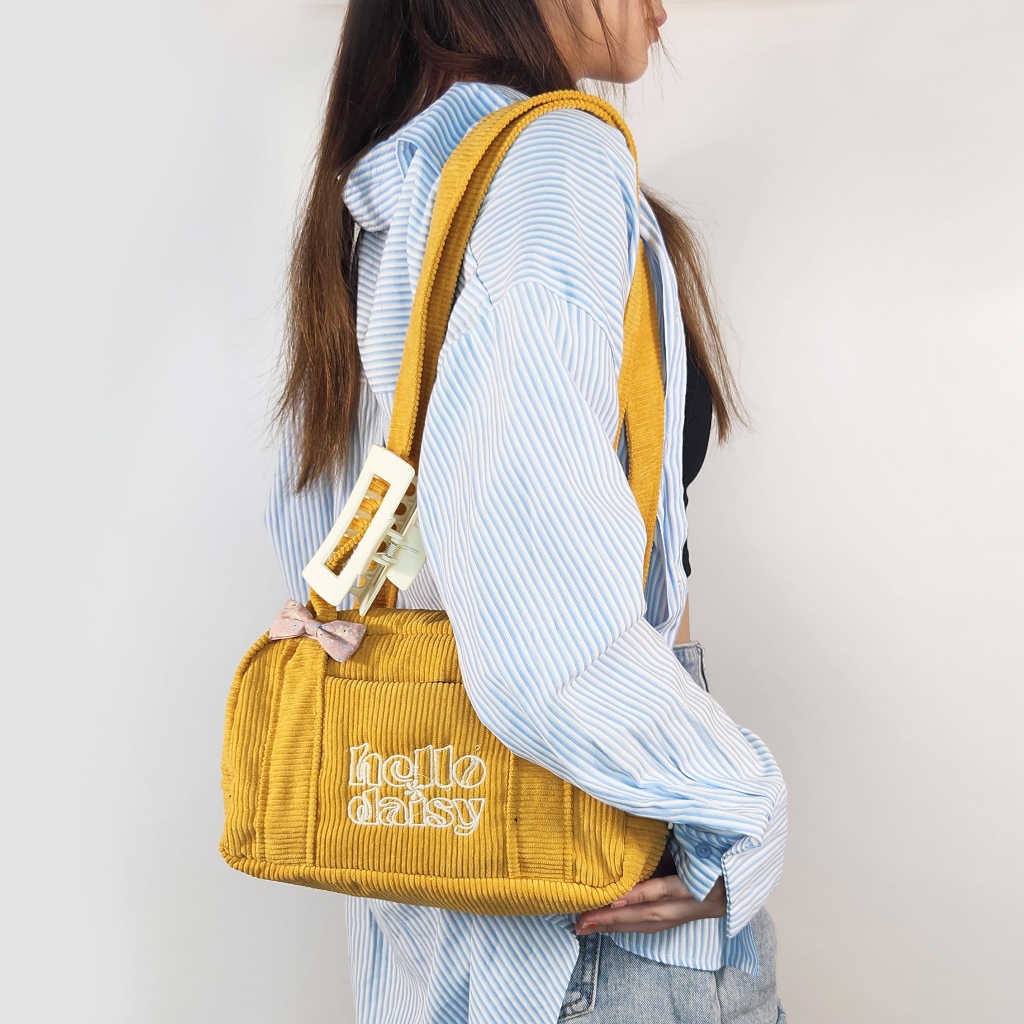 [พร้อมส่ง] Hello Daisy [แบรนด์ไทย] กระเป๋าสะพายข้างผ้าลูกฟูกสีเหลืองมัสตาร์ด สายสะพายยาว  ปักโลโก้กระเป๋าหน้า