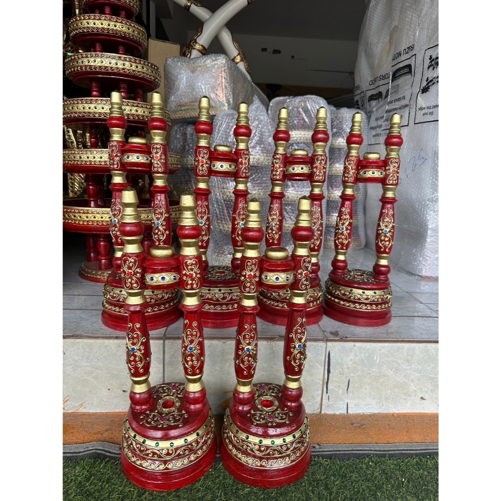 ขาตั้งตาลปัตร ขาตั้งพัดยศ ไม้จามจุรี สีแดงโบราณ เดินเส้นลายไทย เขียนทองประดับกระจกสี ทรงเสาชิงช้า สูง 19 นิ้ว