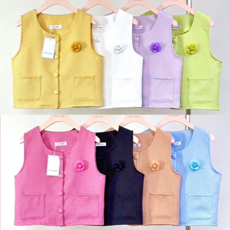 Tweed Top เสื้อทวีตทรงแขนกุดมาพร้อมกับเข็มกลัดดอกคามิเลียใช้กระดุมปั๊มตามสีเสื้อ
