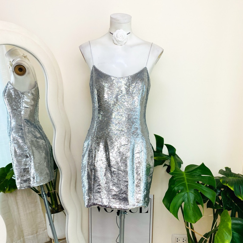 ไซด์ S-M มือ 1 แบรนด์ Meshki แท้ 100%🌸เดรส งานเกล็ดวิบวับ สีเงิน ใส่ออกงาน ทรงเข้ารูป เดรสออกงาน ชุด