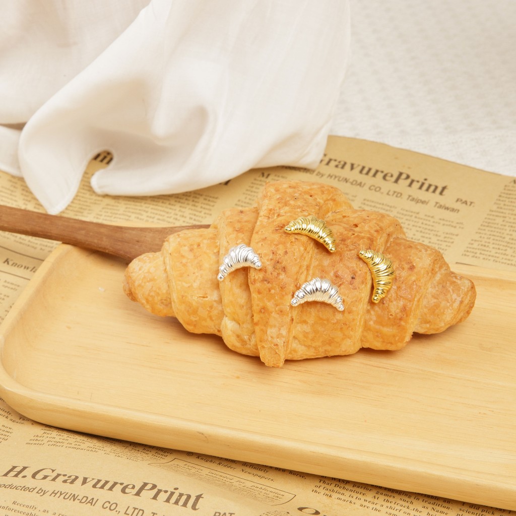 earika.earrings - half moon croissant ต่างหูห้อยรูปครัวซองค์ก้านเงินแท้ชุบทองคำขาว/ทอง เหมาะสำหรับคนแพ้ง่าย