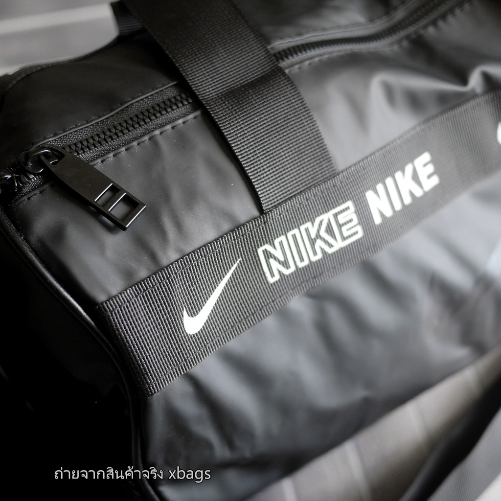 Nike กระเป๋าฟิตเนส/เดินทางแบบหิ้ว ขนาด 38 ซม. ผ้ามันกันน้ำ สกรีนโลโก้ดำ สายสะพายไหล่ถอดได้