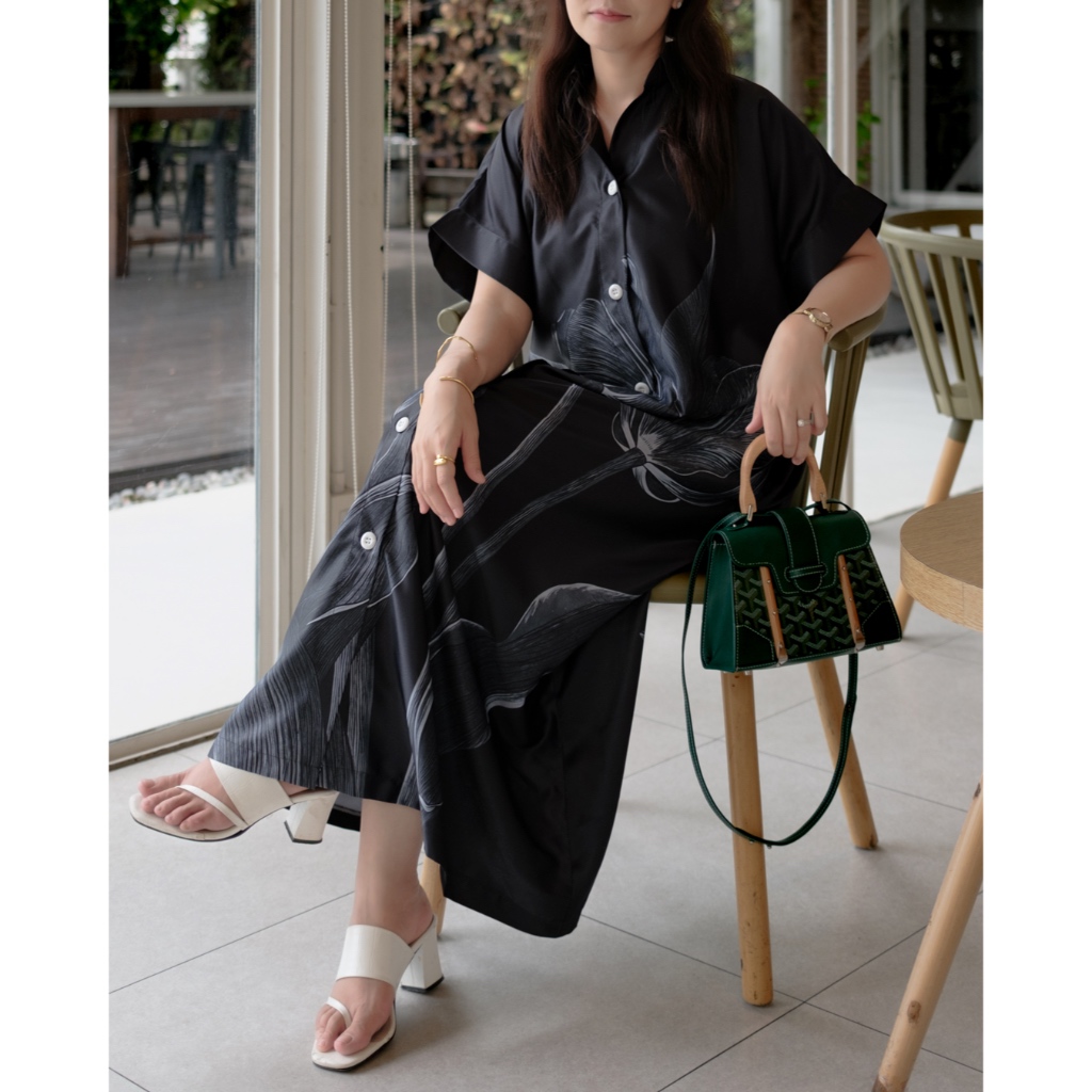 Black Tulips Dress แขนสั้น ผ้าซาตินกัน UV