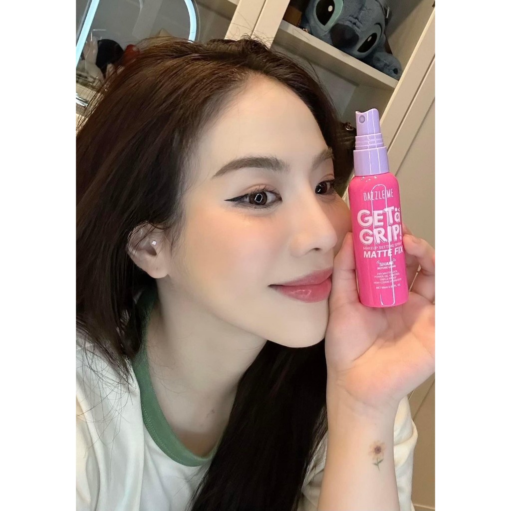Dazzle Me สเปรย์ล็อคเมคอัพ มี 3 สูตร หน้าดิวอี้