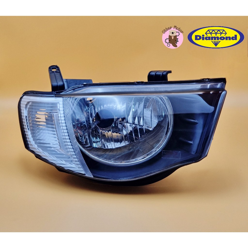 ไฟหน้า โคมไฟหน้า MITSUBISHI TRITON  ปี 2005-2014 สีขาว ไทรทัน มิตซูบิชิ ตราเพชร ไดมอนด์ Diamond