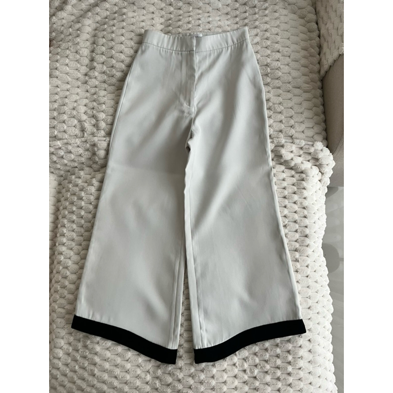 ส่งต่อ NOWAN - Edge pant กางเกงสีขาว ดีเทลปลายขาสีดำตัดเฉียง size S (ราคาเต็ม 1,890.-)