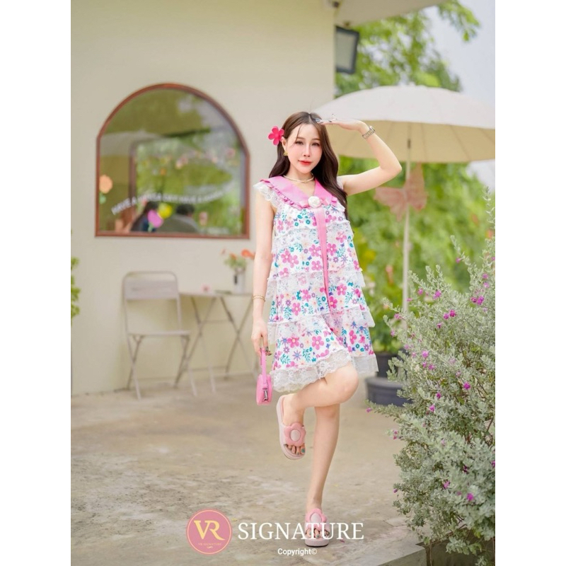 ชุดเดรสงานป้าย🌷🧸VR Signature​ by VORA 🧸🌷 เดรสสั้นแขนกุด คอปกแต่งระบาย แต่งเข็มกลัดโบว์ดอกไม้ สาวหวาน