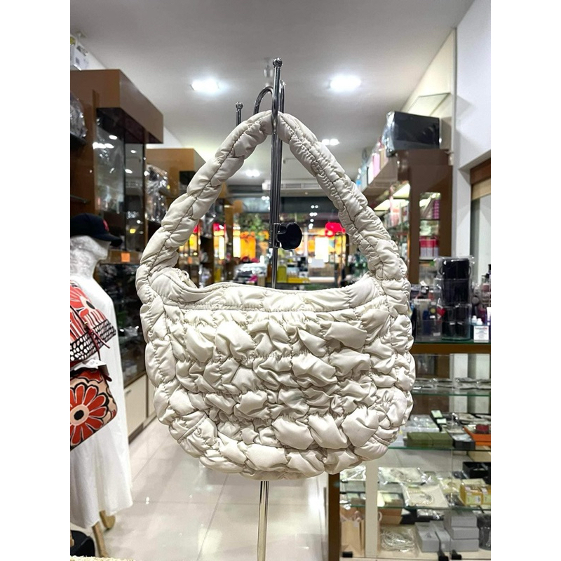 เทๆๆๆ  Shoopen Soft Quilting Bag นุ่น วัสดุ โพลีเอสเตอร์ 100% Size M: 24.5 x 18.5 x 7 cm (สายสั้น)  