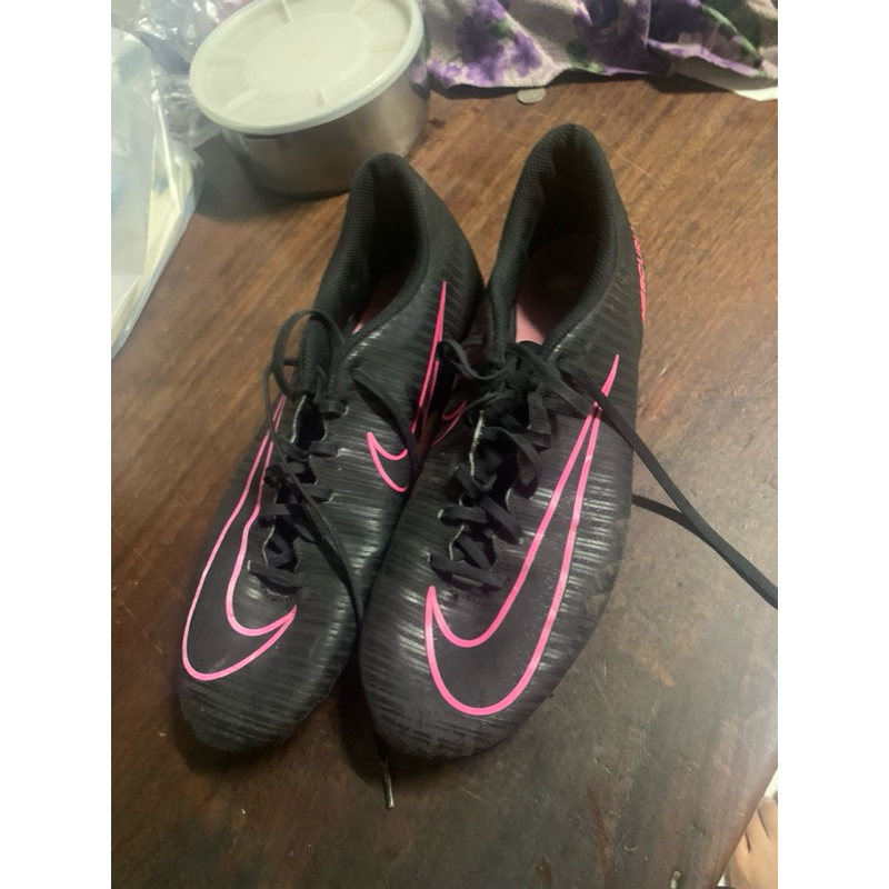 รองเท้าฟุตบอลมือสอง สตั๊ดNike mercurialขนาด42/270สภาพดีใช้งานน้อยปุ่มยังหนาน้ำหนักเบา ตำหนิป้ายไซหลุ