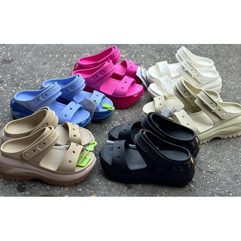 รองเท้าลำลองแฟชั่น สไตล์ Crocs Classic Mega Crush Sandal
