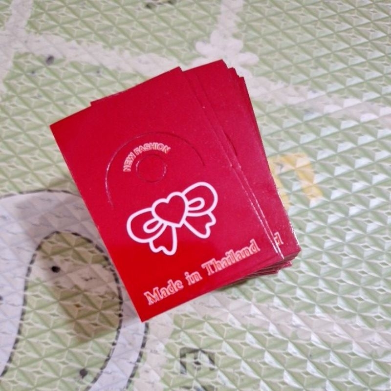 หัวกระดาษ 4 * 6 ซม ลายโบว์แดง กระดาษด้านหน้าเคลือบเงา 1 ก้อนมี 100 ใบ กระดาษหลังน้ำตาล