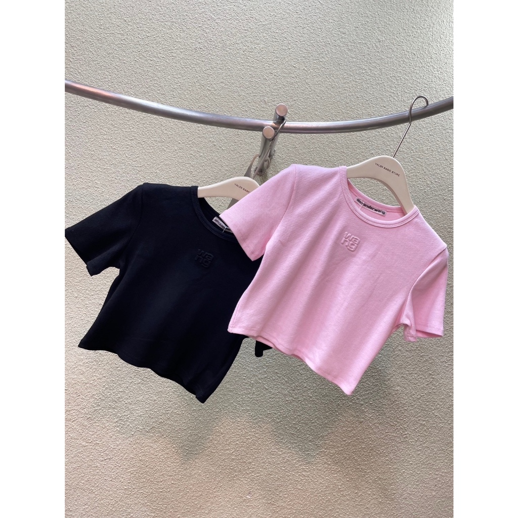 Axw crop top เสื้อครอปทรงเบสิค รุ่นนี้กำลังฮิตมากๆ ทรงสวย ผ้าเนื้อดี นิ่มไม่หนายืดหยุ่นได้เยอะ ใส่สบาย เหมาะกับอากาศร้อน
