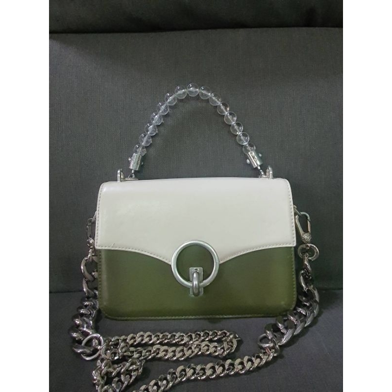 กระเป๋ามือสอง Charles & Keith แท้💯 สายยาวเป็นสายโซ่เงินวิ๊ง สวยตามภาพ ไซส์ 8 นิ้ว ขาย 290 บาทค่ะ