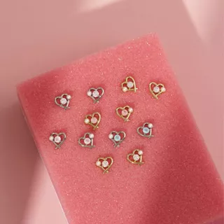 Petite Belle Stud ต่างหูสตั๊ดรูปหัวใจประดับเพทายและไข่มุก