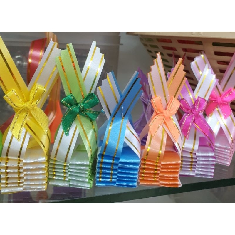 อุปกรณ์ริบบิ้นขอบทองคละสีห่อชะลอม1ชุด130฿มีริบบิ้นขอบทองคละสีตัดแล้ว400เส้นโบว์ขอบทองคละสี50อันนำไปพับได้50อันมีคลิปให้