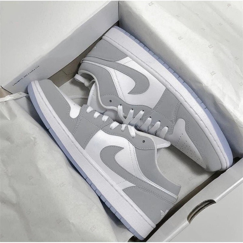 NEW Nike Air Jordan 1 Low Wolf Grey รองเท้ากีฬาบุรุษและสตรีทันสมัย คุณภาพสูง เหมาะสำหรับการเล่นกีฬาและการเดินทางพักผ่อน