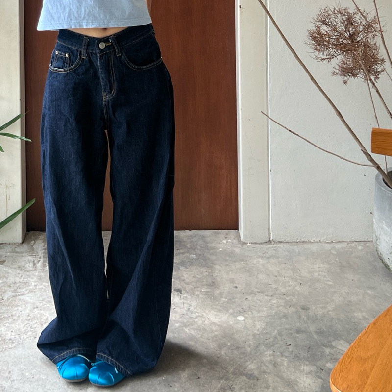 Maggie Jeans | กางเกงยีนส์ขากว้าง (แนะนำให้บวกไซส์ ไม่ควรใส่พอดีตัว กางเกงเป็นทรงเอวกลาง-ต่ำ)