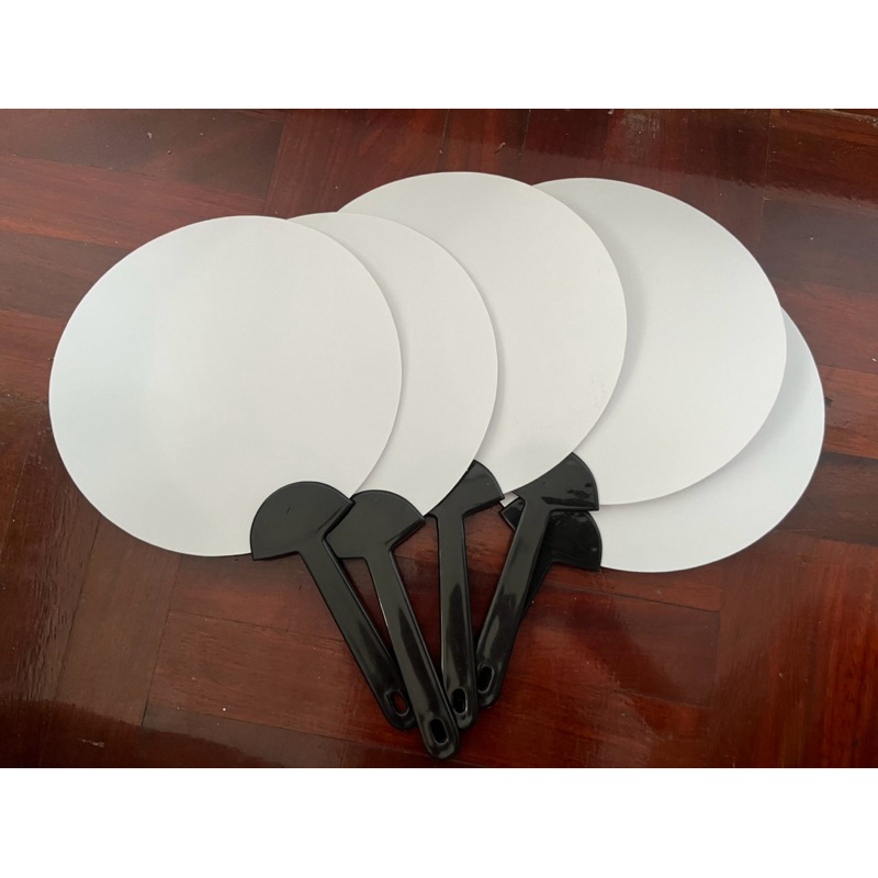 พัดพลาสติก สีขาว ด้ามจับสีดำ สำเร็จรูป สำหรับเอาไปติดสติกเกอร์ DIY หรือ เขียววาดภาพตามต้องการ ขนาด 7 นิ้ว ด้ามจับ 4 นิ้ว