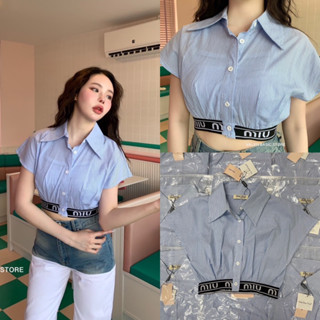 (VL) “Miumiu stripe crop shirt” เสื้อเชื้ตทรงครอปสุดฮิต ดีเทลขอบเอวต่อแผ่นยางยืดทอลาย ผ้าเนื้อดี ไม่แข็ง ทรงสวยเบสิค