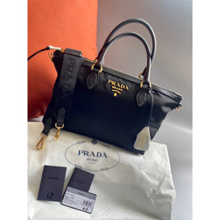 🦋สินค้าพร้อมส่ง🦋  New🤍Prada nylon bag รุ่นใหม่สายมี Logo Prada ขนาด 12 x 9 นิ้ว  สวย เรียบ หรู ราคาดีมากก