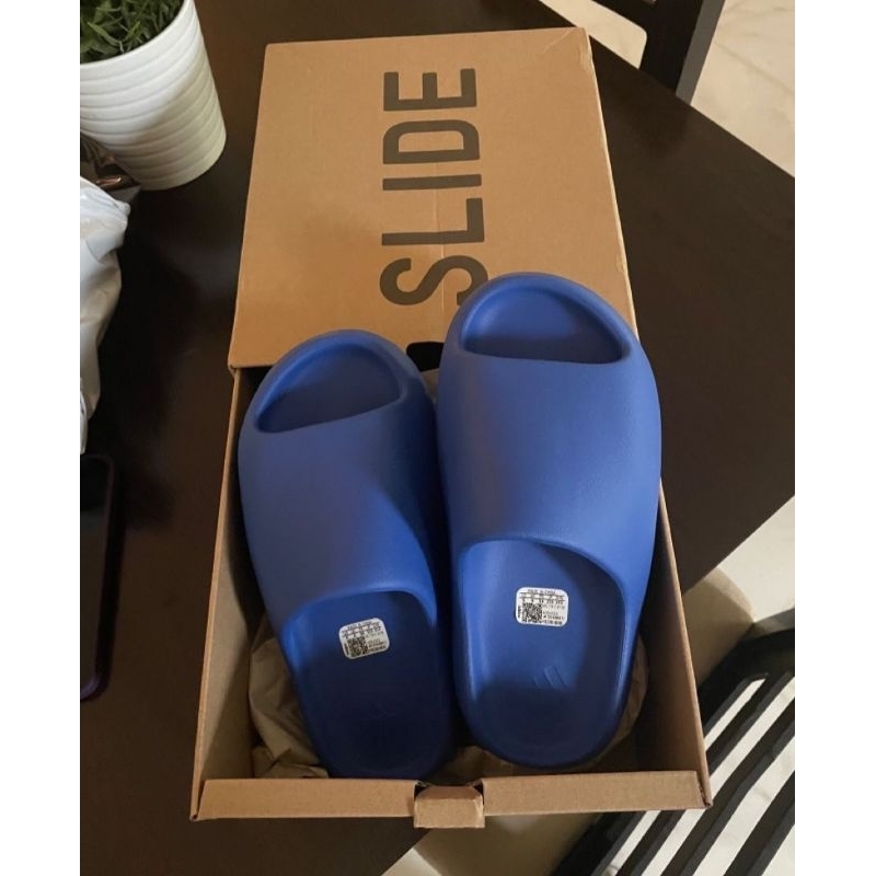 📌สีหายาก รองเท้าแตะ yeezy slide 📌มีกล่อง📦 ผิวหยาบ พื้นโลโก้ ด้านในปั้ม มีป้ายQR CODE รองเท้าแตะไซส์ใหญ่ นุ่มสบาย⭐️