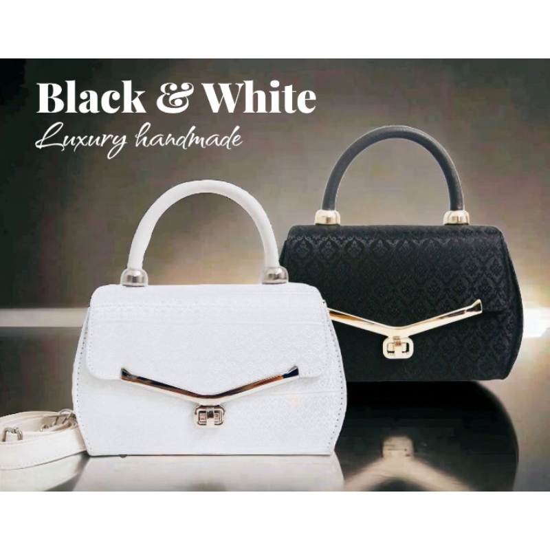 กระเป๋าถือสีขาวและสีดำ  black and white