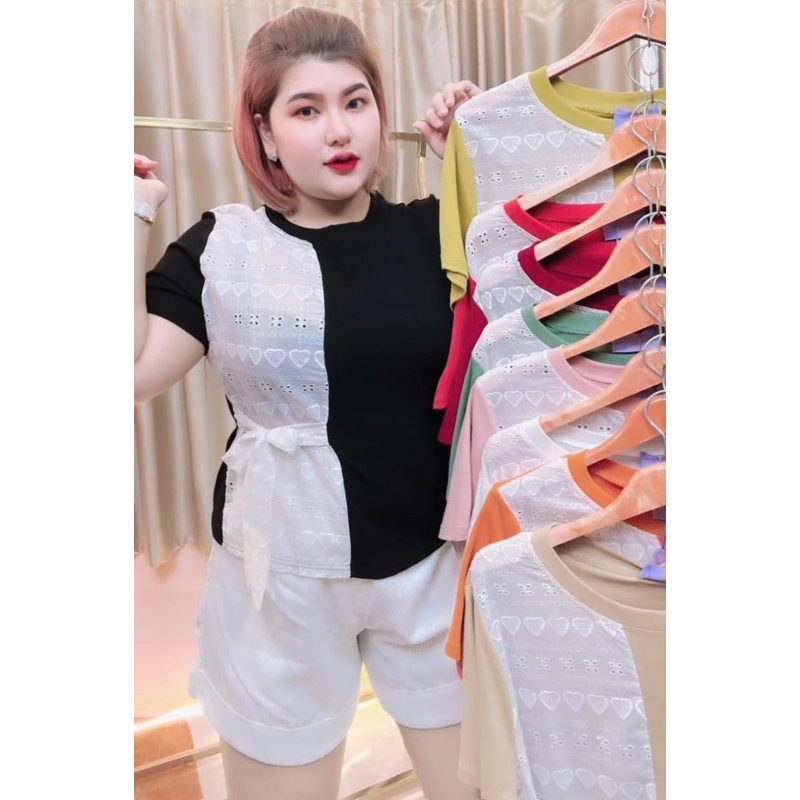 Daisy พร้อมส่ง เสื้อยืดแฟชั่นคอกลมแขนสั้นสีพื้นแต่งผ้าลูกไม้ฉลุ มีเชือกผูกโบว์ด้านข้าง อกหน้าผ้า 40นิ้วงานป้ายKarat