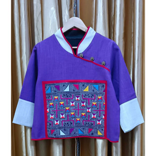 เสื้อคอจีน สีม่วงไทย ผ้าใยกัญชงฟอกนิ่ม แต่งผ้าฝ้ายเขียนเทียน ลายเต๋าจิกมือ