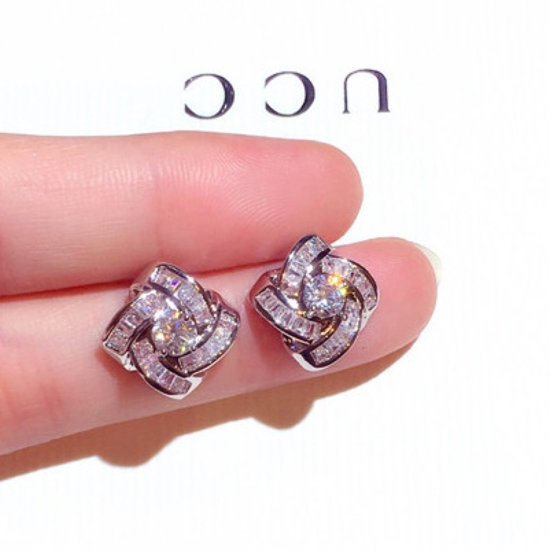 (พร้อมส่ง)ต่างหูเกลียวเพชร CZ ฝังเพชรเหลี่ยม เงิน