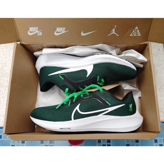 รองเท้า LIVERPOOL Nike Zoom Pegasus 40 * ลิขสิทธิ์แท้ * สินค้าขายราคาขาดทุน ซื้อแล้วไม่รับคืนทุกกรณี ** อ่านก่อนสั่งซื้อ