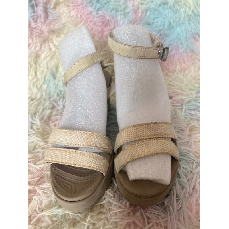 รองเท้าหผู้หญิง  Crock แท้ มีสายรัดส้น สวยมาก ไซต์ 38