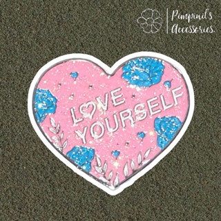 ʕ •ᴥ•ʔ ✿ พร้อมส่ง : เข็มกลัดลายหัวใจกลิตเตอร์สีฟ้าและชมพู | “LOVE YOURSELF” Glitter Blue &amp; Pink Heart Enamel Brooch Pin.