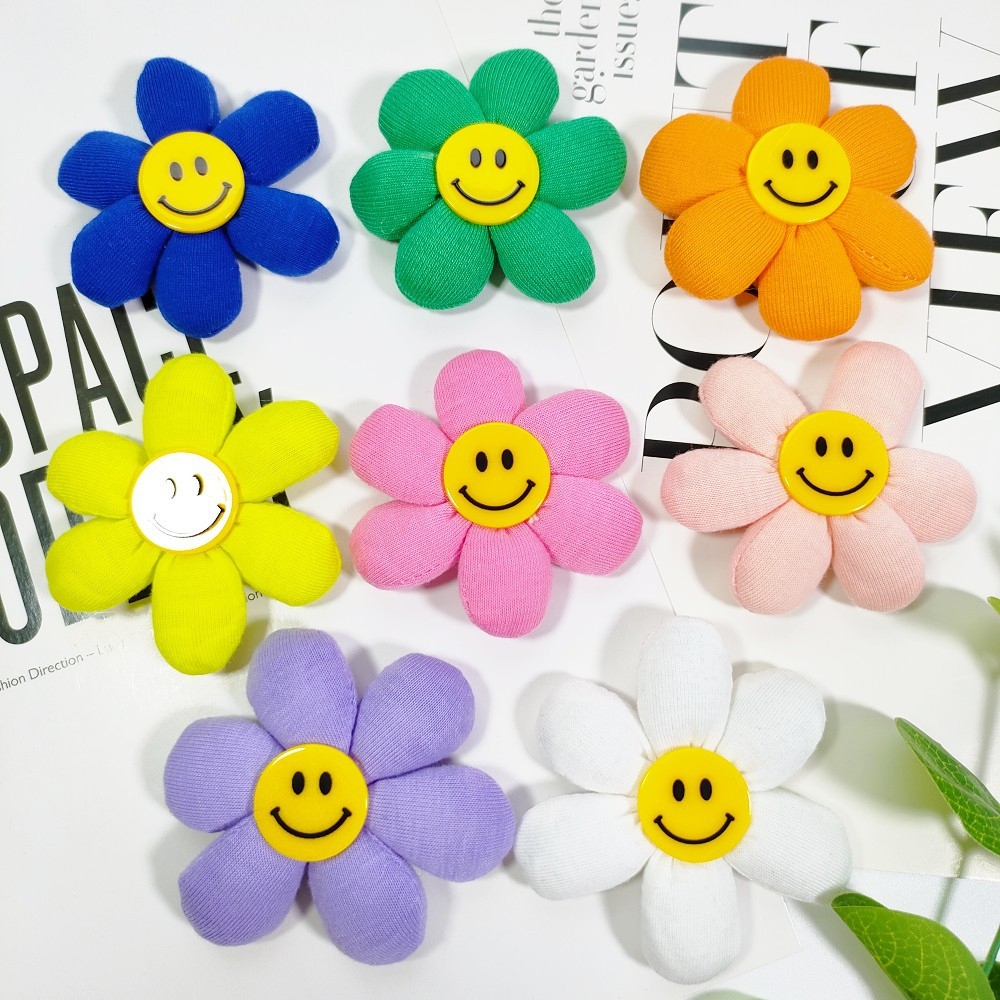 เข็มกลัดน่ารัก ผ้าฝ้ายชาร์จสามมิติ ดอกทานตะวันห้ากลีบยิ้ม เหมาะสำหรับกระเป๋า เสื้อผ้า หมวก รองเท้าผ้าใบ ตกแต่ง ขายดีในเก