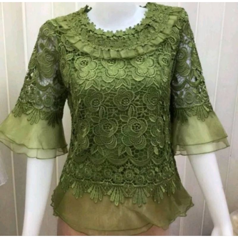 เสื้อลูกไม้ชายผ้าแก้วลายกุหลาบงานสวยเข้ารูป