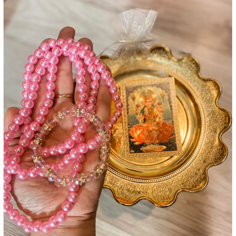 เครื่องประดับ คล้ององค์พระแม่ลักษมี สร้อยมุกสีขาว/สีชมพู 1 เส้น+แผ่นทองพระแม่ลักษมี 1 แผ่น