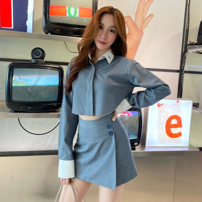 AHT097 Two-tone collar crop shirt เชิ้ตครอปปักโลโก้กิมมิคเว้าเอวคอปก/ข้อแขนตัด