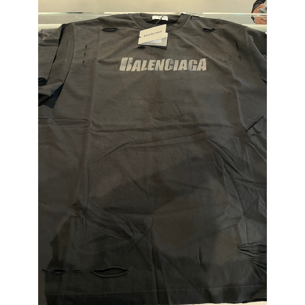 เสื้อยืด Balenciaga logo tee Condition : New with tag 🔖 อุปกรณ์ : ป้ายแท้กห้อย ใบเสร็จ ถุงครบ